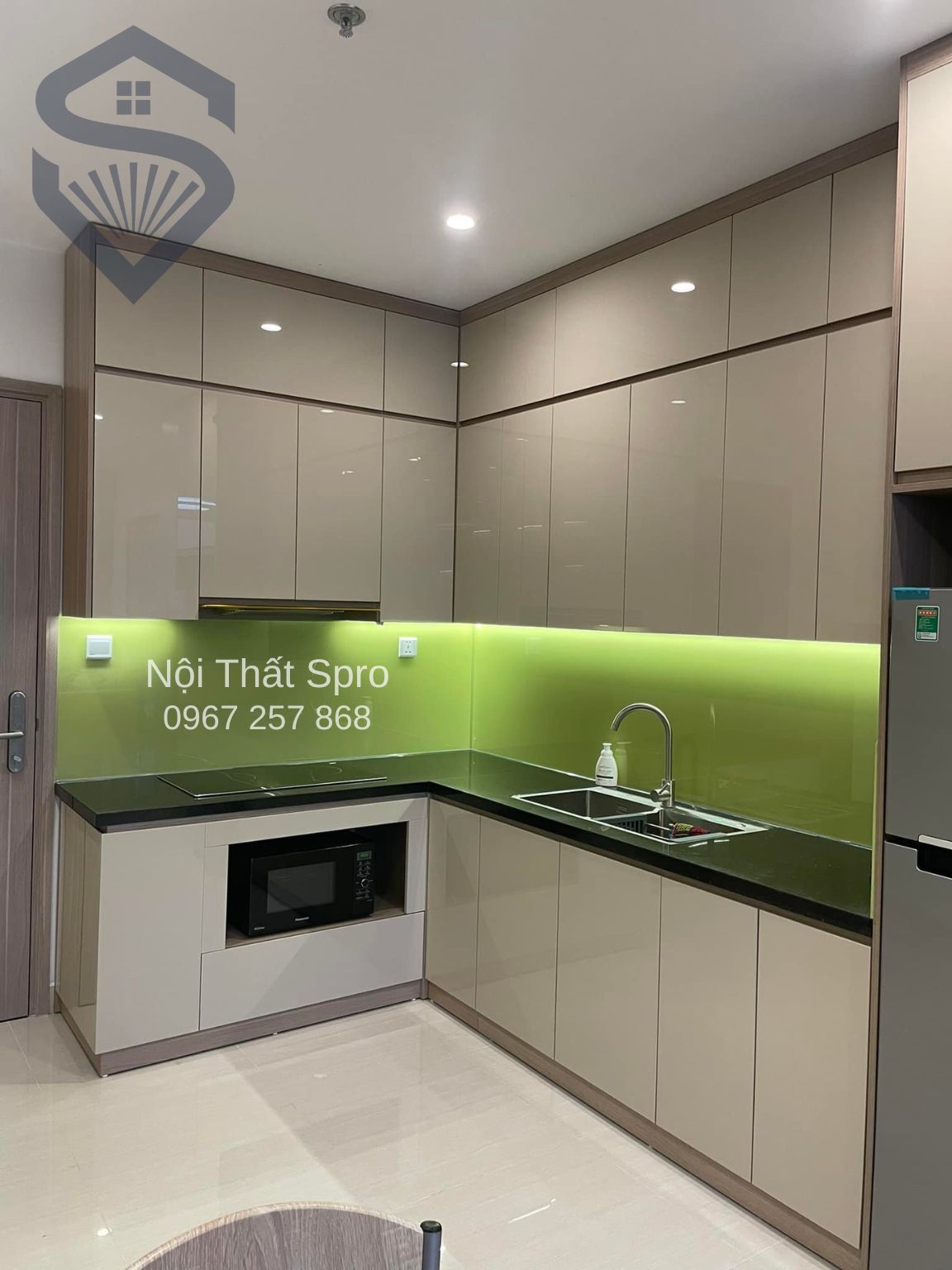 tủ bếp acrylic kết hợp kính ốp bếp tại Hưng Yên