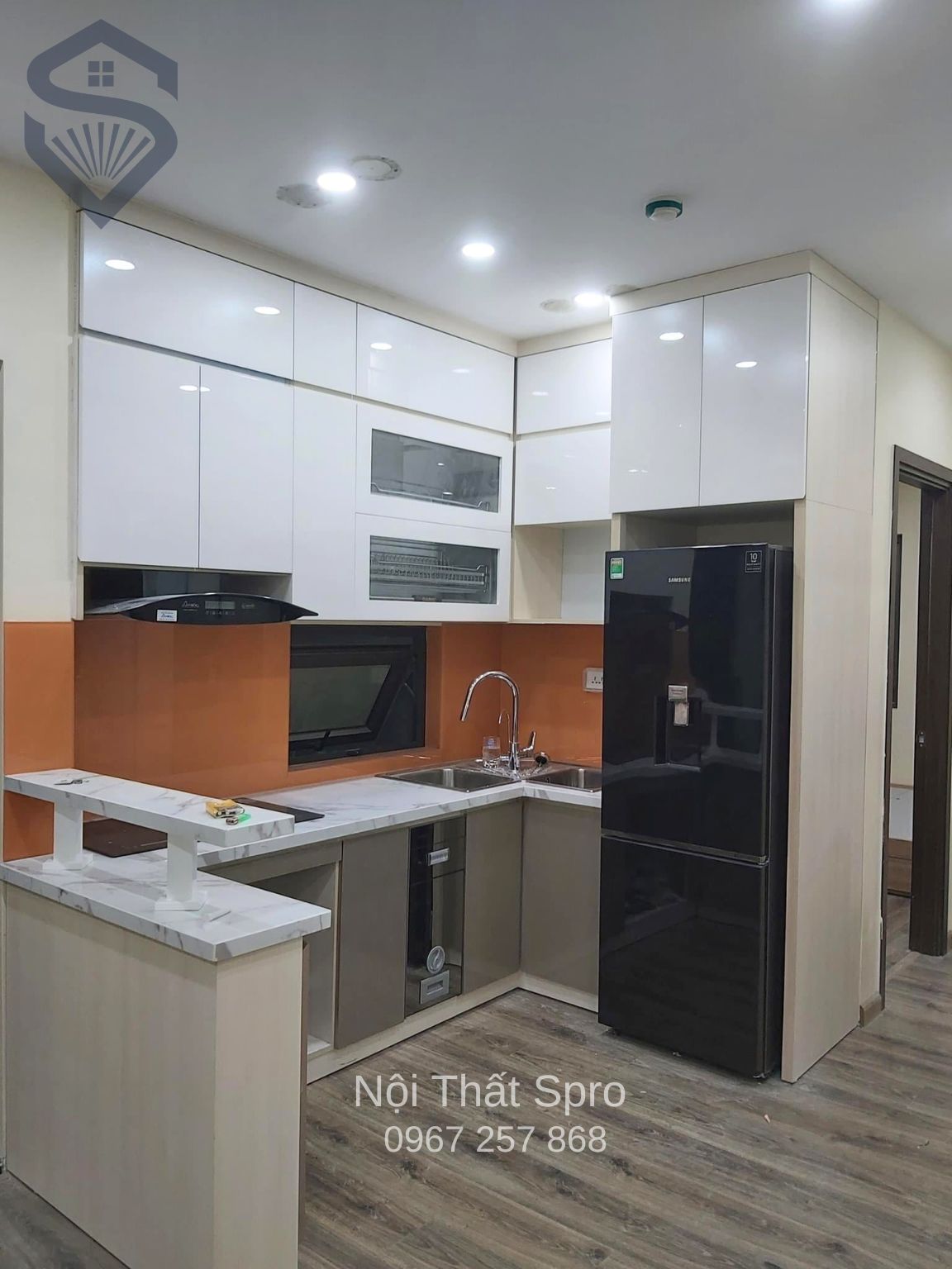 tủ bếp acrylic kết hợp kính ốp bếp tại Hưng Yên