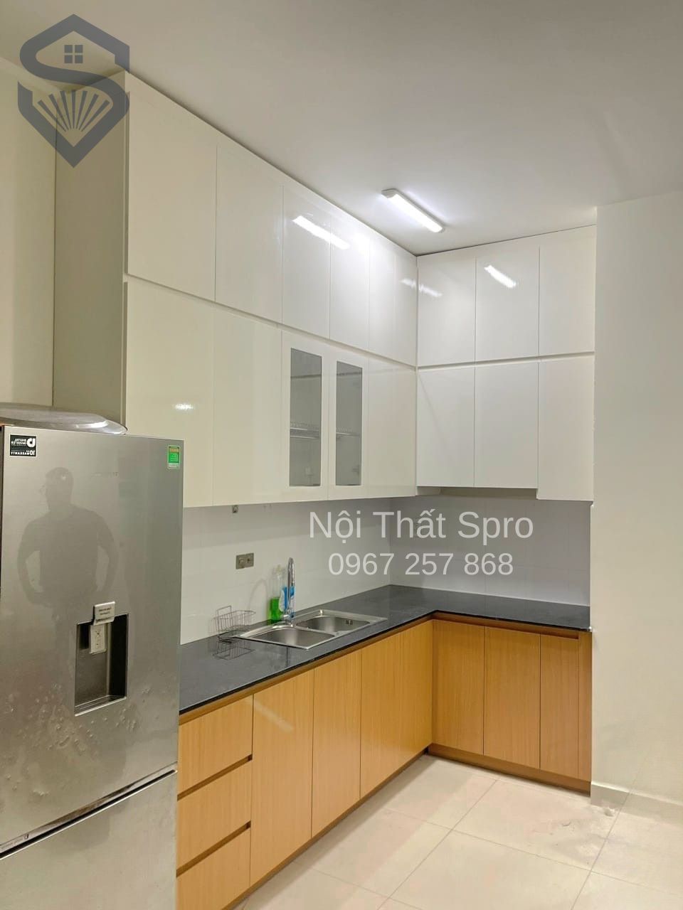 tủ bếp acrylic màu ghi xám hiện đại tại Hưng Yên
